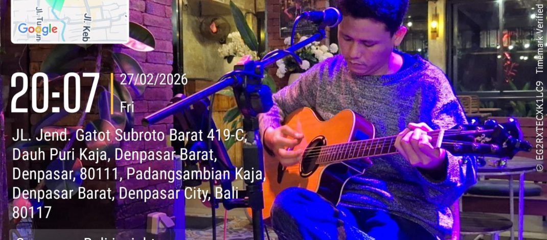 Solo Akustik Gitar dan Lagu Top 40 Menghiasi Malam di Kafe Denpasar