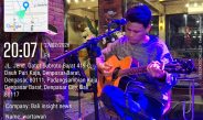 Solo Akustik Gitar dan Lagu Top 40 Menghiasi Malam di Kafe Denpasar