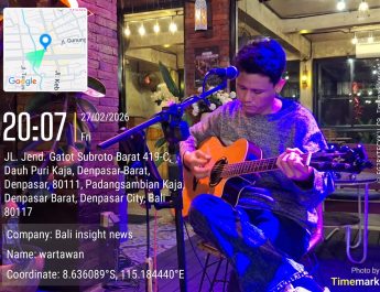 Solo Akustik Gitar dan Lagu Top 40 Menghiasi Malam di Kafe Denpasar