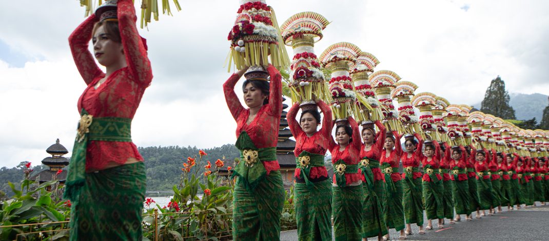 Piercing Bedugul’s Mist: Many of Gebogan Process at Ulun Danu Temple.