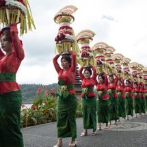 Piercing Bedugul’s Mist: Many of Gebogan Process at Ulun Danu Temple.