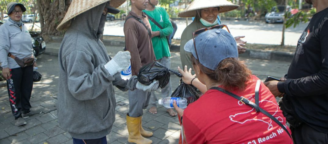Komunitas @c3reachnorthkuta Bagikan Makanan Gratis di Lapangan Renon