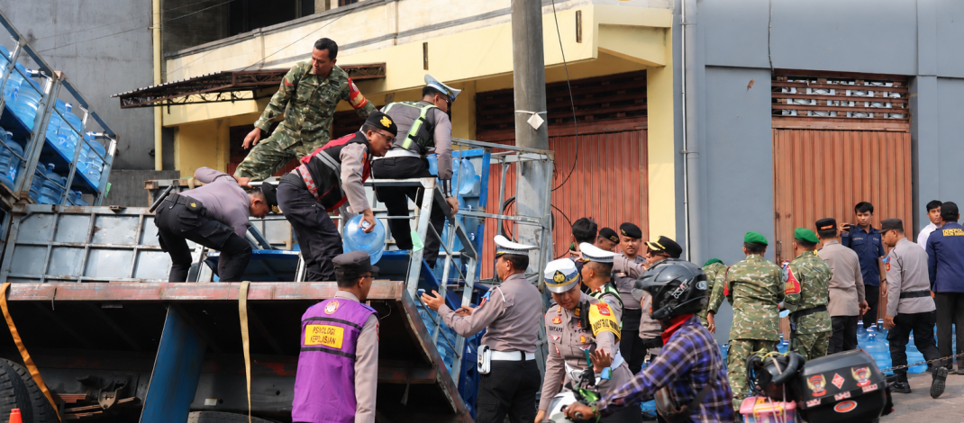 Wakapolres Badung Pimpin Evakuasi Truk Terperosok di Beringkit
