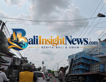 Truk Galon Mogok di Pasar Beringkit Bali, Lalulintas Mengwi Macet Panjang